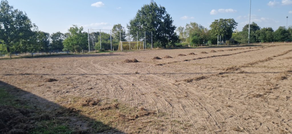 Fußballfeld, das quasi nur noch aus Sand besteht.