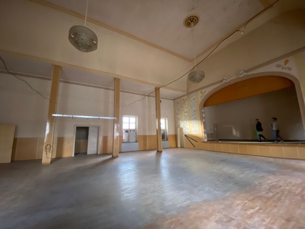 Tanzhalle in Schlieben von innen, verlassen, alte Kronleuchter hängen von der Decke.
