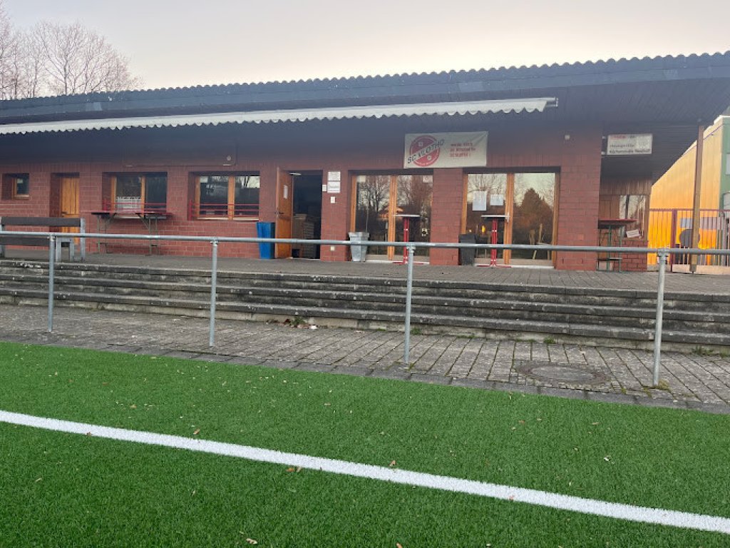 SC Vlotho Vereinsheim von außen, im Vordergrund kleiner Streifen Rasen.