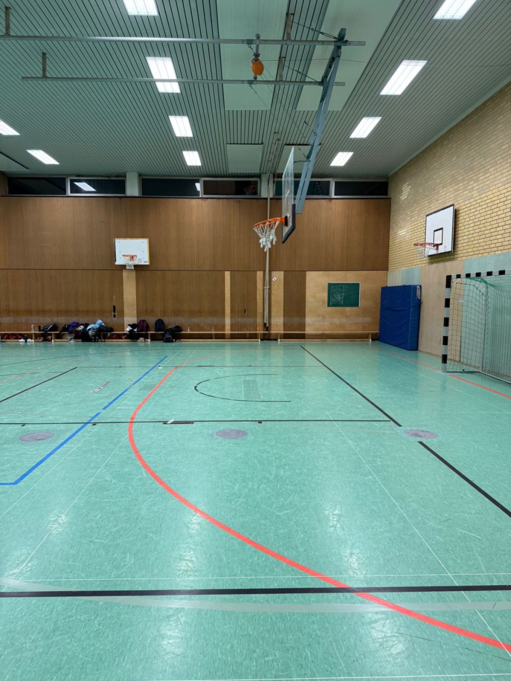 Sporthalle von innen Nicolaus-Cusanus-Gymnasium, Bonn, Basketballkörbe.